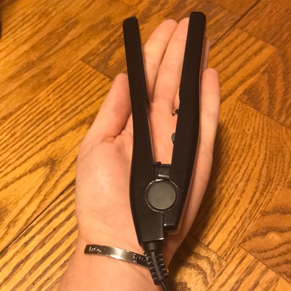 Mini travel hair straightener by Victoria’s Secret - Picture 6 of 8